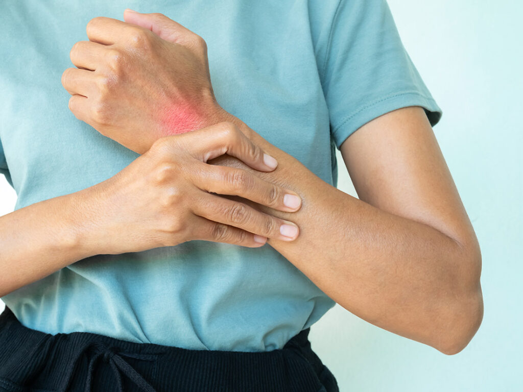 Being referred to a rheumatologist can feel unfamiliar for many patients. You may have been experiencing joint pain, unexplained fatigue, swelling in your hands or knees, or perhaps abnormal blood test results suggested by your primary care doctor. Naturally, the next step may be a specialist consultation. A rheumatologist is a doctor who specialises in diagnosing and treating conditions affecting the joints, muscles, connective tissues, and immune system. These include conditions such as arthritis, autoimmune diseases, gout, and inflammatory disorders. Your first rheumatology consultation is an important opportunity to understand what may be causing your symptoms and what steps can be taken to improve your health. Knowing what to expect can help you feel more comfortable and prepared for the visit. Key Takeaways Rheumatologists diagnose arthritis, musculoskeletal and autoimmune diseases The first visit focuses on understanding the pattern of symptoms Blood tests or imaging may be recommended Early specialist evaluation can improve long-term outcomes Why You Might Be Referred to a Rheumatologist