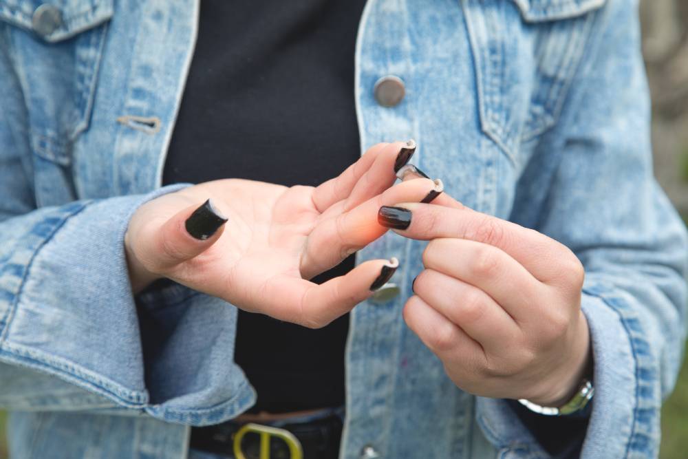 Woman with pain in fingers.
